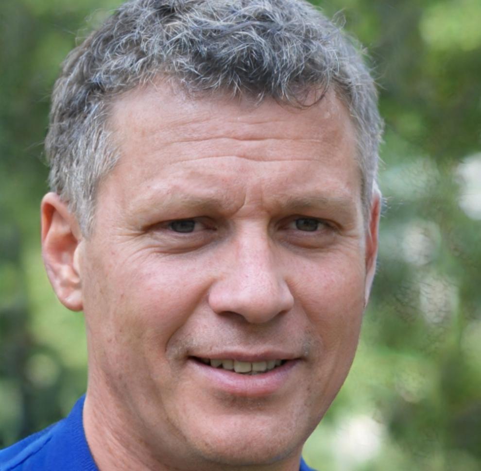 Tadej Kováč, Senior Analyst